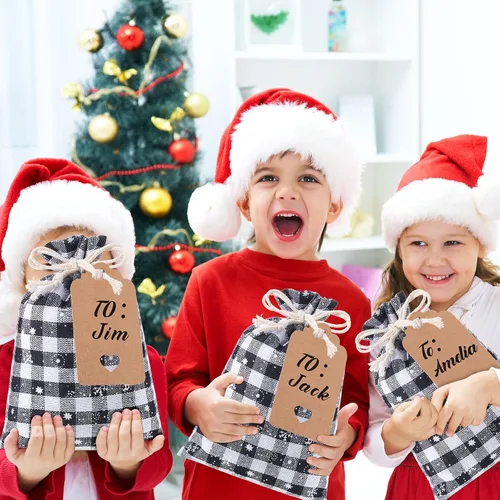 Miniatura 5 de Shappy 24 bolsas de Navidad con cordón, bolsas de arpillera a cuadros de Navidad, bolsas de lino con cuerda de 32.8 pies, 24 tarjetas