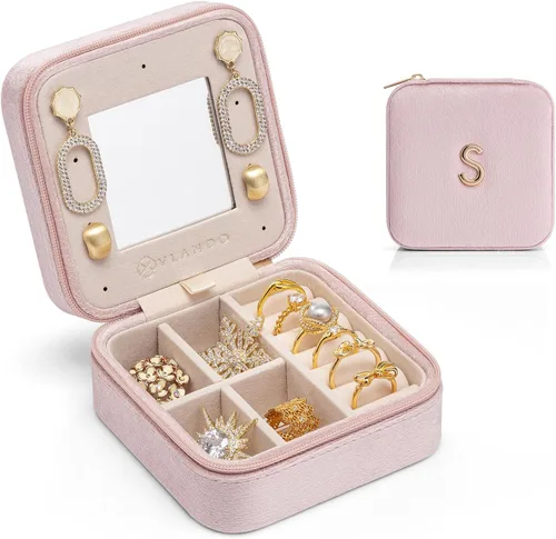 Vlando - Joyero pequeño para viajes, estuche organizador de exhibición para guardar anillos, aretes y collares, terciopelo suave seleccionado, letra