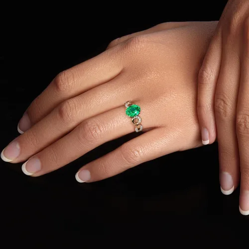 Miniatura 2 de Peora Anillo enlazado de diamantes cultivados en laboratorio con esmeralda colombiana creada en oro amarillo de 14 quilates, 1.94 quilates en total