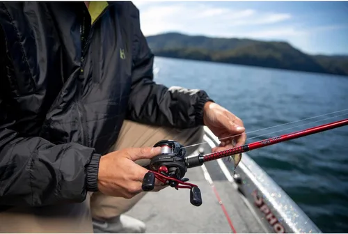 Miniatura 10 de Combo de carrete de cebo de bajo perfil y caña de pescar Ugly Stik Carbon