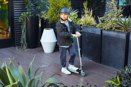 Miniatura 10 de Razor A Patinete para niños - Ligero, plegable, marco de aluminio y manillar ajustable Claro/Negro