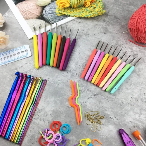 Miniatura 5 de Juego de 100 ganchos de ganchillo en estuche con mango ergonómico de agarre suave, hilo para tejer, agujas de tejer, kit de accesorios para agujas