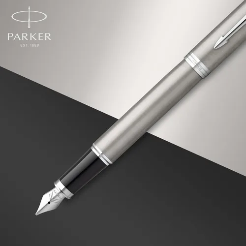 Miniatura 4 de PARKER IM - Estilográfica, de acero inoxidable con detalles cromados, trazo fino con cartucho de tinta azul caja de regalo