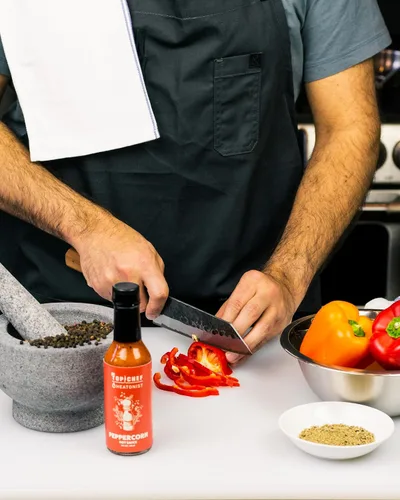 Miniatura 4 de Bravo's Top Chef - Salsa picante de pimienta de Heatonist, celebra la 20ª temporada de Top Chef con calor de pimiento asado al fuego, habaneros