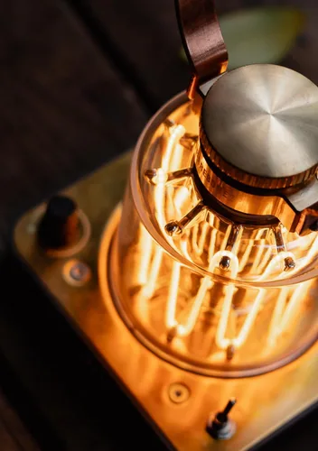 Miniatura 2 de Barebones Linterna de torre de bloque: linterna LED recargable con brillo ajustable, modo de parpadeo de vela, acabado de latón y cobre, luz