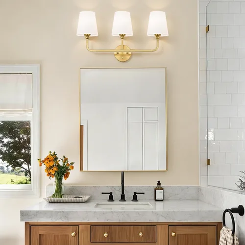 Miniatura 3 de MOKATNG Lámparas de baño, 3 luces doradas cepilladas, accesorios de iluminación de baño sobre espejo con pantalla de tela blanca acampanada