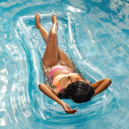 Miniatura 3 de Comfy Floats Tumbona inflable de malla, flotador para silla de piscina, parte inferior de malla que te mantiene fresco, color azul