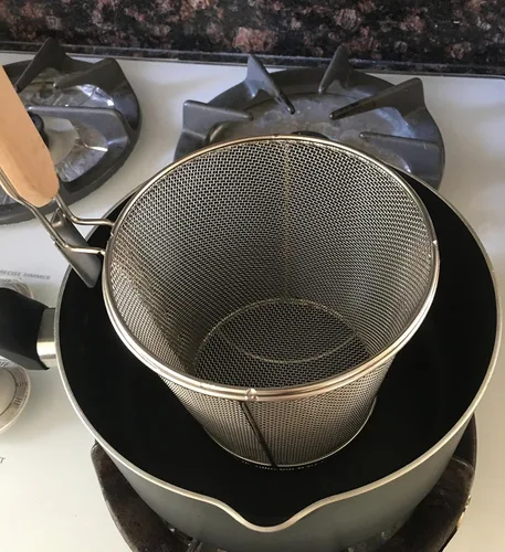 Miniatura 8 de Cesta grande de acero inoxidable, mango de madera para resistencia al calor, malla fina de 5 x 5 pulgadas, fideos de pasta Udon Ramen, enjuague