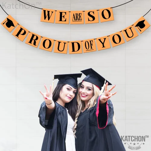 Miniatura 8 de KatchOn, Cartel con texto en inglés «We Are So Proud Of You» – Grande, 14 pies, No DIY Cartel de felicitaciones, decoraciones de graduación negro