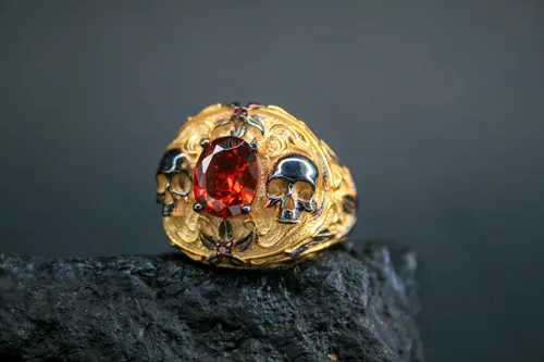 Miniatura 7 de Gilded Skull Ring with Red Zircon Stone - Unique 925 Silver Craftsmanship