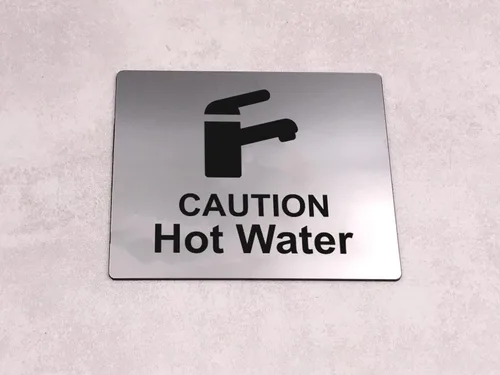 Miniatura 2 de Caution Hot Water, letrero para fregadero con adhesivo en la parte posterior, plateado metálico grabado en negro con símbolo de icono universal