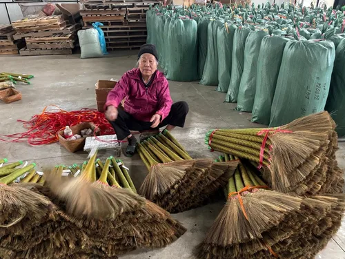 Miniatura 7 de Auténtica escoba asiática hecha a mano, juego de 3 unidades, escoba de paja vietnamita de primera calidad, 40 pulgadas de longitud