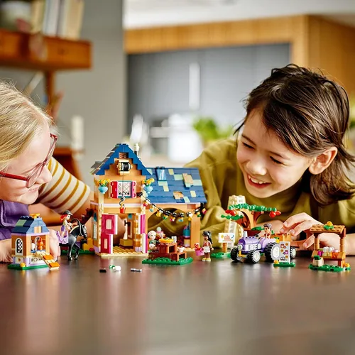 Miniatura 2 de LEGO Friends 41721 - Juego de casa de granja orgánica con caballo de juguete, estable, tractor y remolque, más figuras de animales, para niños