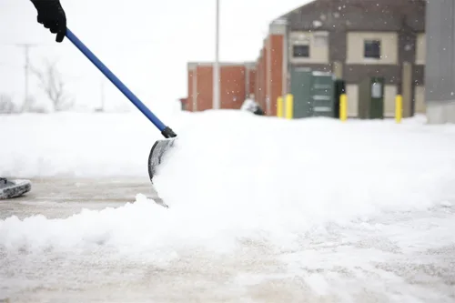 Miniatura 5 de Marshalltown Polar Pusher Pala Empujadora de Nieve de 24 Pulgadas, Hoja Ligera Antiadherente UHMW Hace que Empujar Nieve Sea Fácil, Fabricado