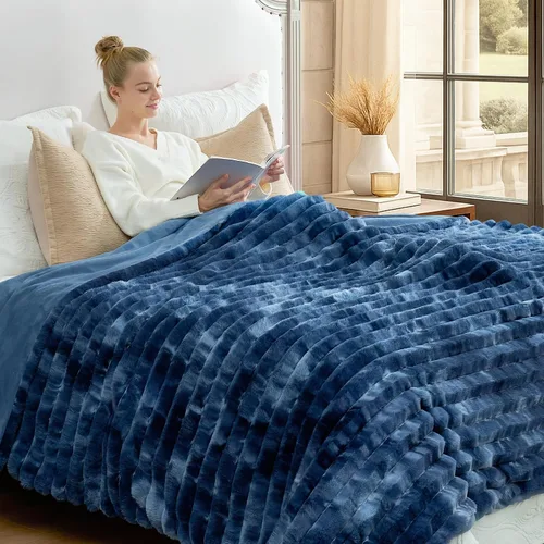 Miniatura 66 de Cozy Bliss Manta de Tiro de Piel Sintética para Sofá, Manta de Felpa Acogedora y Cálida a Rayas para Sofá Dormitorio Sala de Estar, 50 x 60 Pulgadas