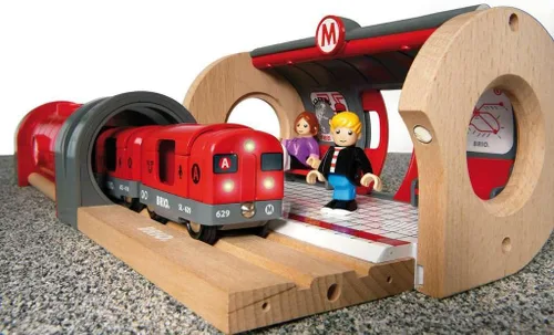 Miniatura 2 de Set de ferrocarril urbano BRIO - Set de 20 piezas con certificación FSC de madera y accesorios - Locomotora con luz y sonido, quiosco, pistas