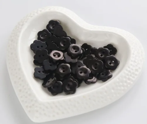Miniatura 3 de 150 botones en forma de flor de 1/2 pulgada (0.492 in) para coser camisas, botones de resina negra para proyectos de manualidades, álbumes de Negro