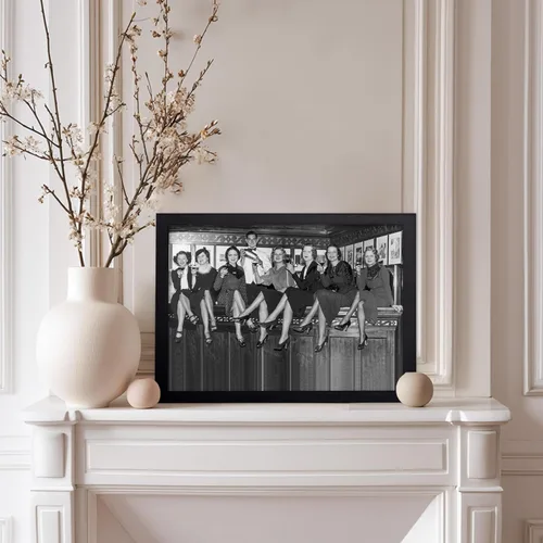 Miniatura 5 de Poster Master Póster de fotografía vintage, impresión feminista retro, regalo para artistas, amigas, mujeres sentadas en un mostrador de bar