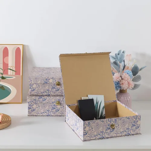 Miniatura 5 de Soul & Lane Cajas de Almacenamiento Decorativas de Cartón Floral Azul y Blanco con Herrajes Dorados - Juego de 3, Jardín Aviario - Cajas Apilables