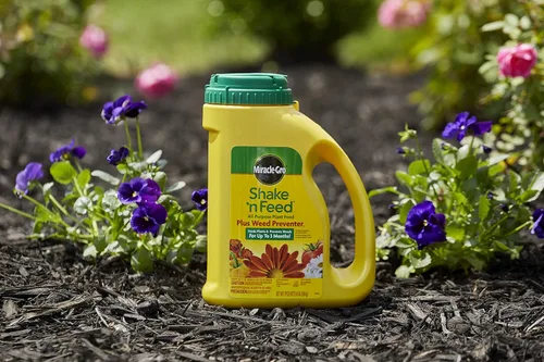 Miniatura 6 de Miracle-Gro Shake 'N Feed - Alimento vegetal multiusos más preventivo de malezas1, evita la hierba de cangrejo, la pamplina común y la verdolaga
