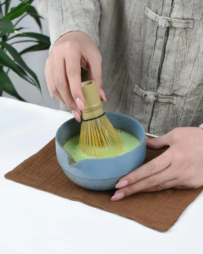 Miniatura 4 de Artcome Juego de té Matcha de alta calidad, cuenco de cerámica hecho a mano de 17 onzas con esmalte reactivo azul, batidor de bambú, cuchara