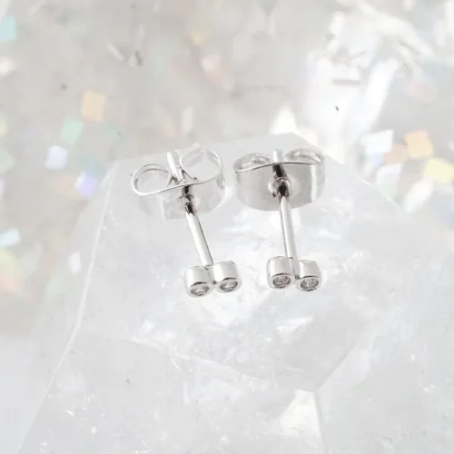 Miniatura 3 de HONEYCAT Aretes pequeños de doble cristal Joyería minimalista y delicada