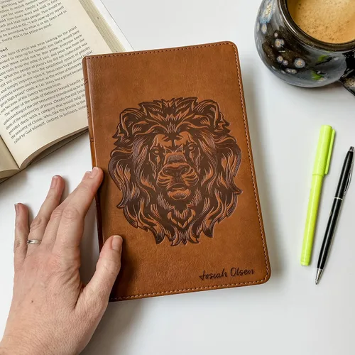Miniatura 2 de Biblia ESV personalizada, marrón con un león en la portada, opción para personalizar con el nombre con letra a mano en la portada