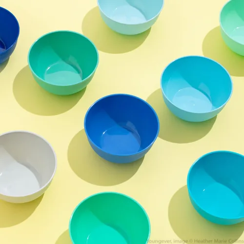 Miniatura 2 de Youngever Juego de 9 vajilla de plástico de 54 piezas, colores costeros, juego de comedor para niños pequeños, vasos, platos, cuencos, juego