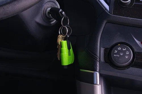 Miniatura 8 de resqme La herramienta original de escape de coche con llavero de emergencia, cortador de cinturón de seguridad 2 en 1 y rompeventanas, fabricado