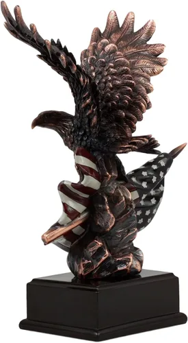 Miniatura 2 de Gifts & Decor Ebros Wings of Glory - Figura patriótica de águila calva que se aferra a la bandera estadounidense, bronce galvanizado, con base