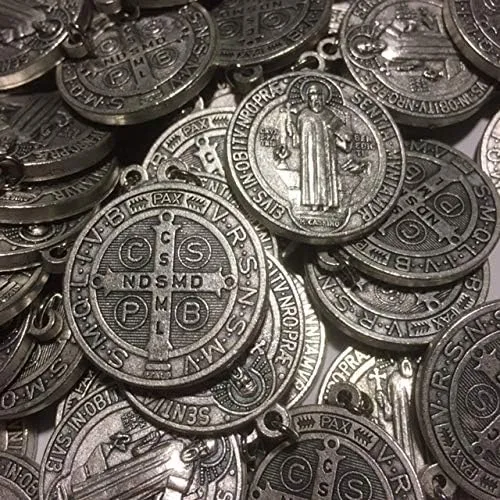 Miniatura 2 de Lote de 50 medallas de San Benito de Nursia Patron Against Evil 10in anillo ovalado tono plateado Sin gemas
