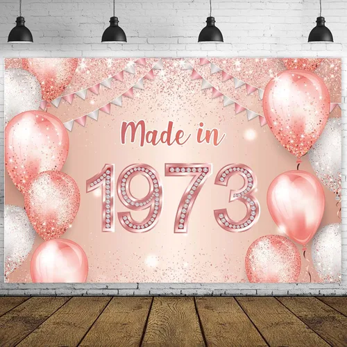 Cartel de feliz cumpleaños número 50 en oro rosa hecho en 1973 con texto en inglés "Cheers to 50 years old", confeti, telón de fondo, decoración