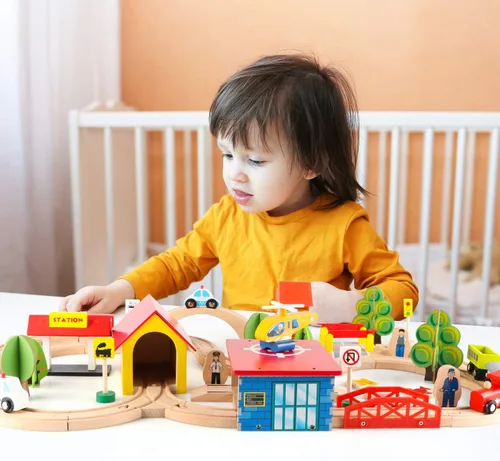 Miniatura 2 de Qilay Juego de trenes de madera de 69 piezas, pistas y trenes de madera de primera calidad para niños pequeños de 3, 4 y 5 años, juguetes de tren
