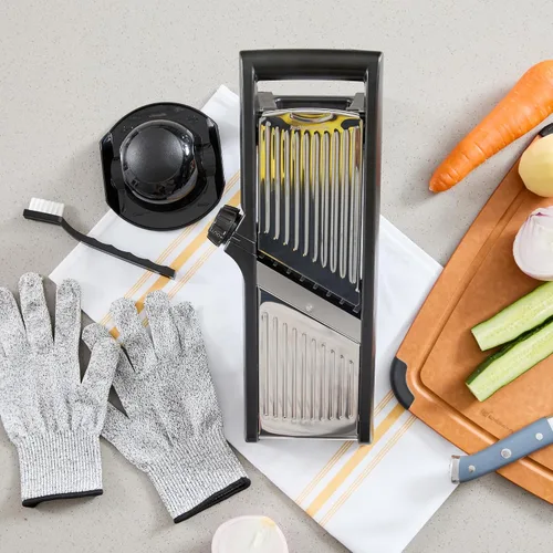 Miniatura 11 de Restaurantware Rebanadora de mandolina ajustable de acero inoxidable, cortador de verduras estándar alemán con protector de cuchilla, incluye