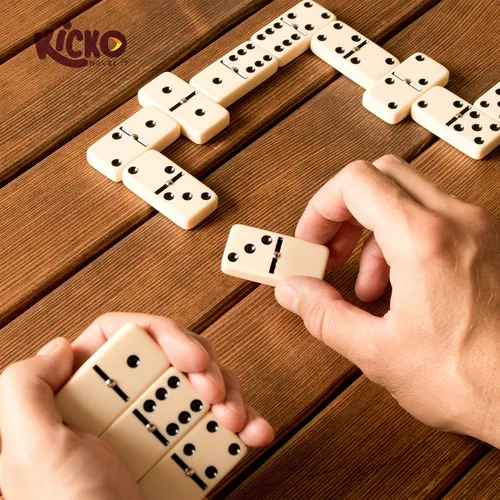 Miniatura 8 de Kicko Juego de dominó – 28 piezas de dominó clásico de seis piezas en caja marrón de madera duradera – Divertido juego de mesa para 2 – 4 jugadores