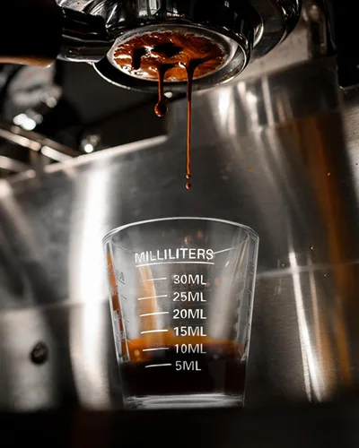 Miniatura 5 de SAIAOKJ Juego de Vasos de Chupito y Taza de Medición 2PAQUETE Vasos de Chupito Espresso de Vidrio Pesado Líquido 26 Mediciones Incrementales 1 OZ, 2
