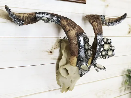 Miniatura 9 de Ebros Gift Gemas de cristal ornamentadas realistas Valais atornilladas de plata con cuello negro, escultura de resina de calavera de Billy Goat