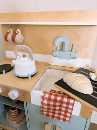 Miniatura 7 de Tender Leaf Toys Mini Chef Home Kitchen – Cocina de madera totalmente equipada con accesorios para cocinar – Desarrolla habilidades sociales