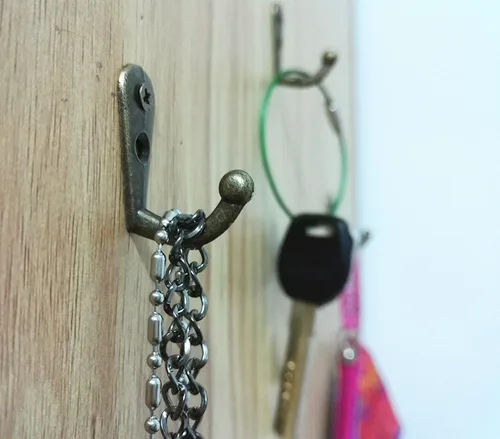 Miniatura 7 de Yansanido Paquete de 24 mini ganchos de metal con doble agujero de metal en tono bronce, gancho de puerta colgante con 48 tornillos