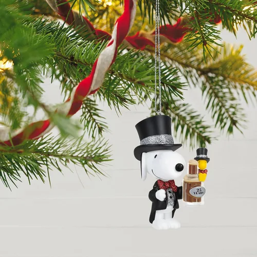 Miniatura 6 de Hallmark Keepsake Adorno de Navidad 2022, Peanuts Spotlight en Snoopy Edición Especial 25 Aniversario