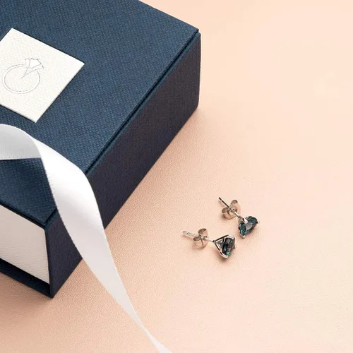 Miniatura 6 de Peora London - Aretes solitarios de topacio azul Martini para mujer, oro blanco de 14 quilates, hipoalergénicos de 2 quilates en total