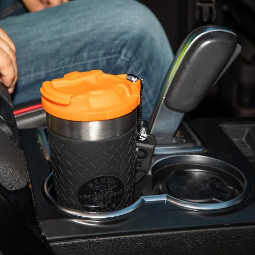 Miniatura 5 de Klein Tools 55580 - Vaso de acero inoxidable con tapa abatible, taza de vacío de doble pared de 20 oz para comerciantes, con funda antideslizante