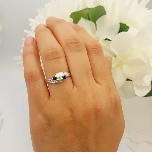 Miniatura 2 de Dazzlingrock Collection Anillo nupcial redondo de 3 piedras de compromiso con diamantes azules y diamantes blancos de 18 quilates, oro blanco