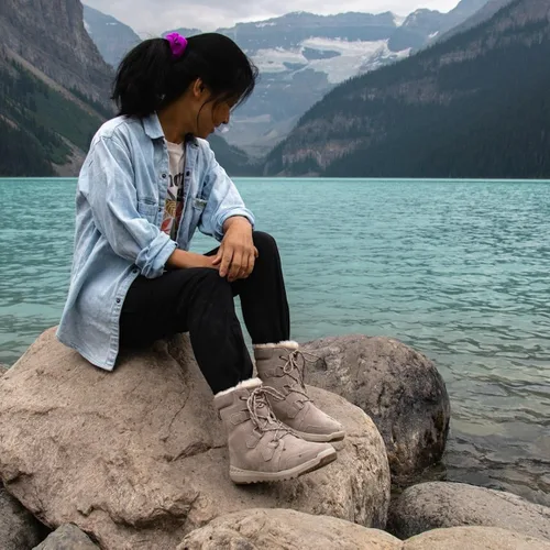 Miniatura 7 de BEARPAW Botas Tyra para mujer Botas clásicas de gamuza para mujer Botas cómodas con cordones