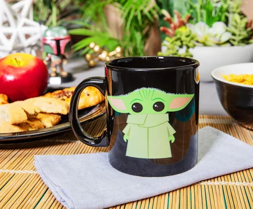Miniatura 3 de Silver Buffalo Star Wars The Mandalorian The Child Stands, taza de café de cerámica, 20 onzas The Child Stands-Negro