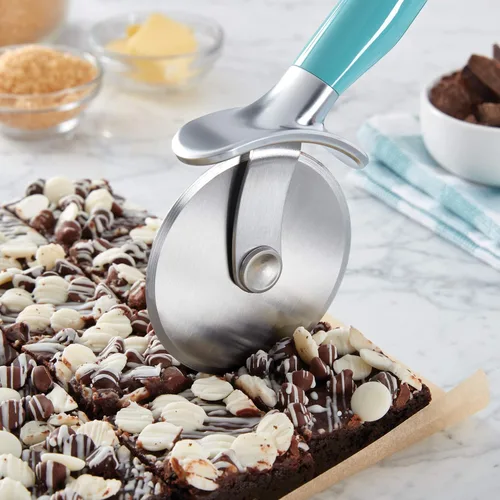 Miniatura 2 de KitchenAid Rueda de Pizza Clásica con Cuchilla Afilada para Cortar Cortezas, Pasteles y Más, Protector de Dedos Integrado para Seguridad y Agarre