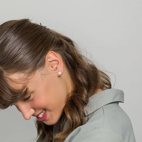 Miniatura 8 de PAVOI Aretes de plata de ley chapados en oro de 14 quilates para mujer Mini disco de circonita cúbica pavimentada Aretes de oro para mujer