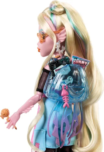 Miniatura 5 de Monster High Muñeca Lagoona Blue en camiseta de malla y pantalones cargo, incluye pez mascota Neptuna y accesorios como una mochila, un refrigerio