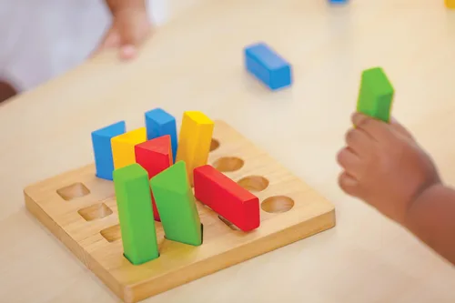 Miniatura 16 de PlanToys (2403 Tabla de clasificación geométrica de madera hecha de madera de caucho y pinturas y tintes no tóxicos)