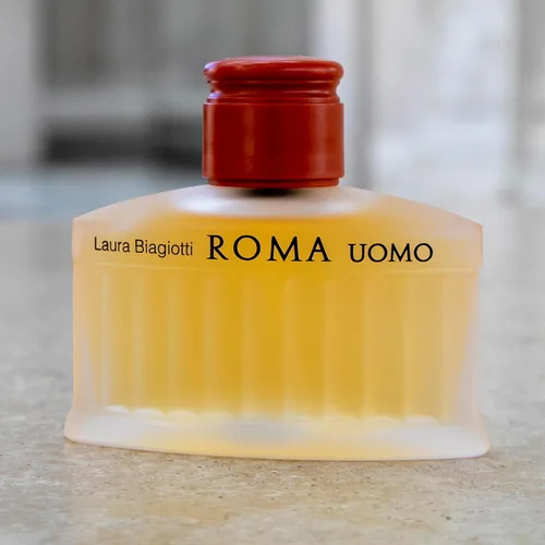 Miniatura 5 de Laura Biagiotti Roma for Men - Aroma clásico y elegante - Se abre con pomelo, bergamota y albahaca - Revela tu lado seductor y masculino - Perfecto